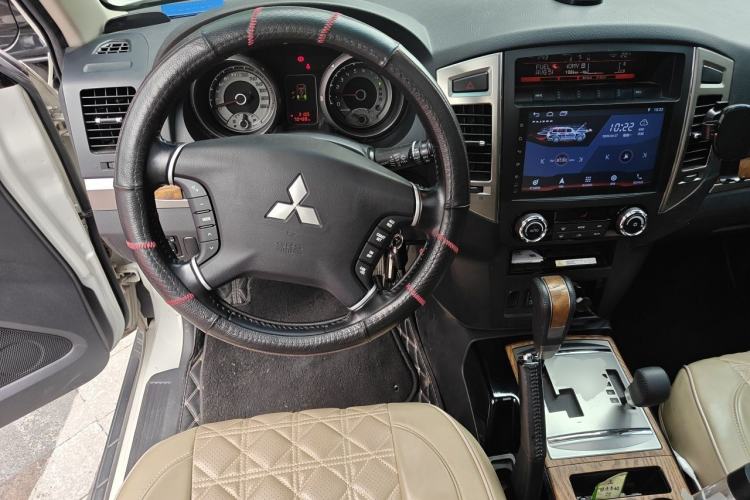 Used Mitsubishi Pajero 2019 3.0L Automatic Standard Edition Steering Wheel