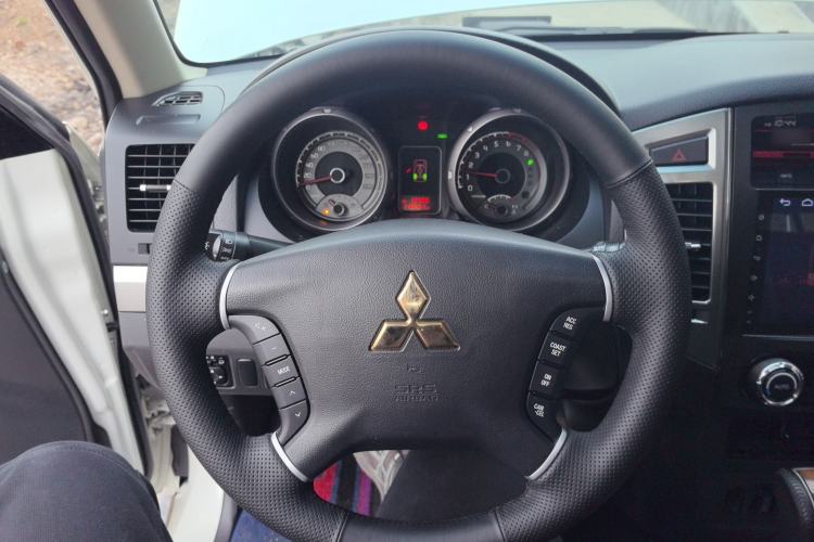 Used Mitsubishi Pajero 2019 3.0L Automatic Standard Edition Steering Wheel
