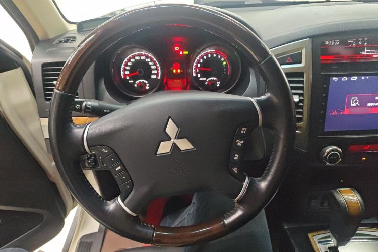 Used Mitsubishi Pajero 2019 3.0L Automatic Prestige Edition Steering Wheel