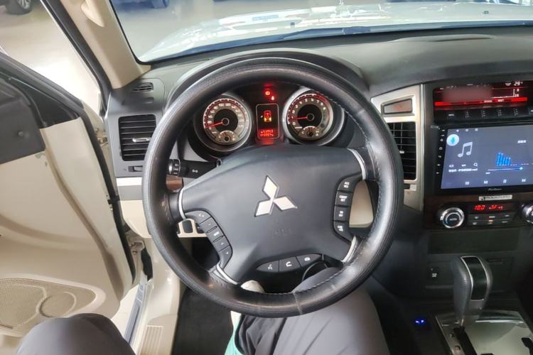 Used Mitsubishi Pajero 2019 V97 3.8L 5-Door GLS Middle East Edition Steering Wheel