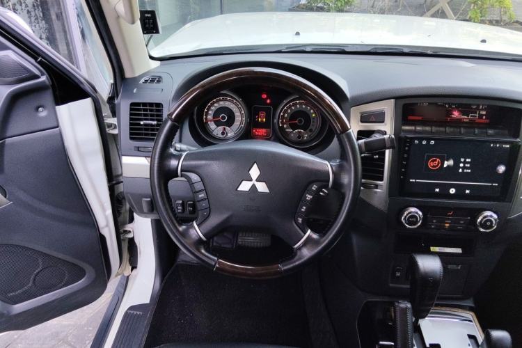 Used Mitsubishi Pajero 2019 3.0L Automatic Luxury Edition Steering Wheel