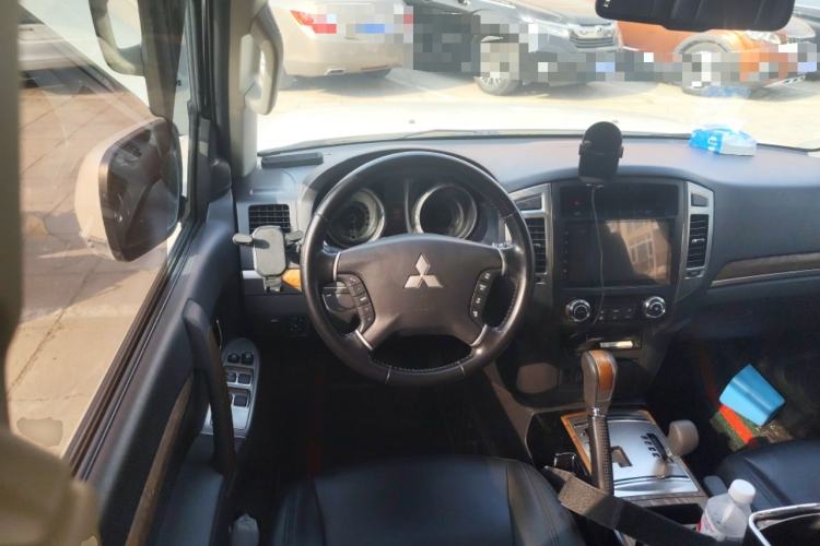 Used Mitsubishi Pajero 2019 3.0L Automatic Standard Edition Steering Wheel