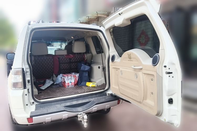 Used Mitsubishi Pajero  Trunk