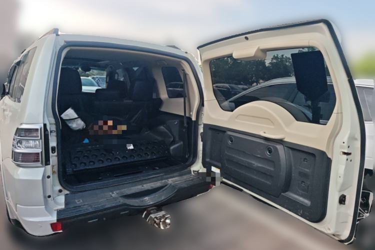 Used Mitsubishi Pajero  Trunk