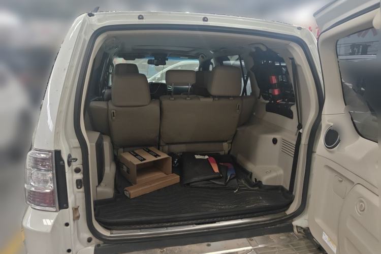 Used Mitsubishi Pajero  Trunk