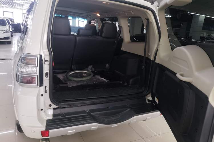 Used Mitsubishi Pajero 2019 3.0L Automatic Luxury Edition Trunk