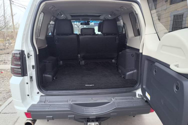 Used Mitsubishi Pajero 2019 3.0L Automatic Standard Edition Trunk