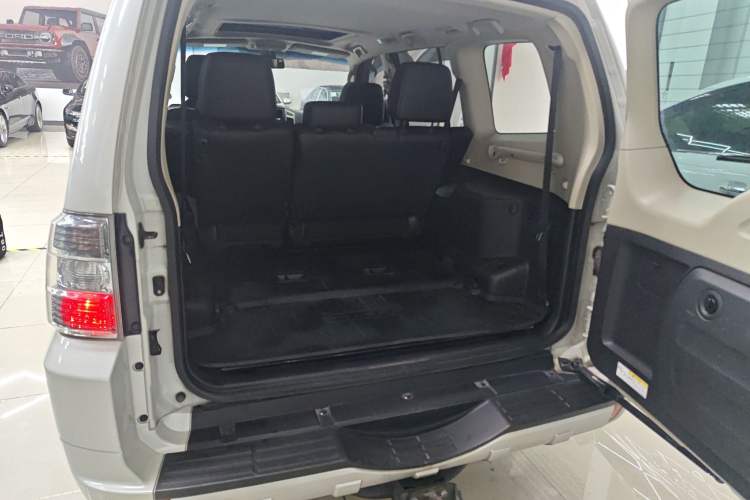 Used Mitsubishi Pajero 2019 3.0L Automatic Prestige Edition Trunk