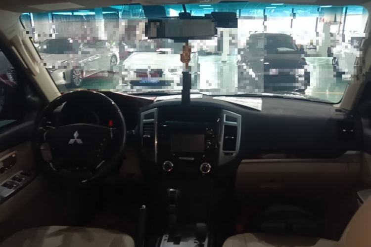 Used Mitsubishi Pajero  Center Console