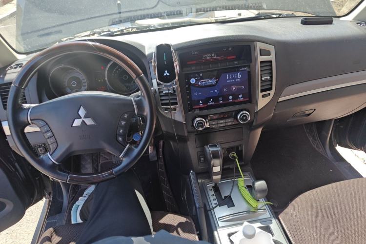 Used Mitsubishi Pajero 2020 3.0L Automatic Prestige Off-Road Edition Center Console