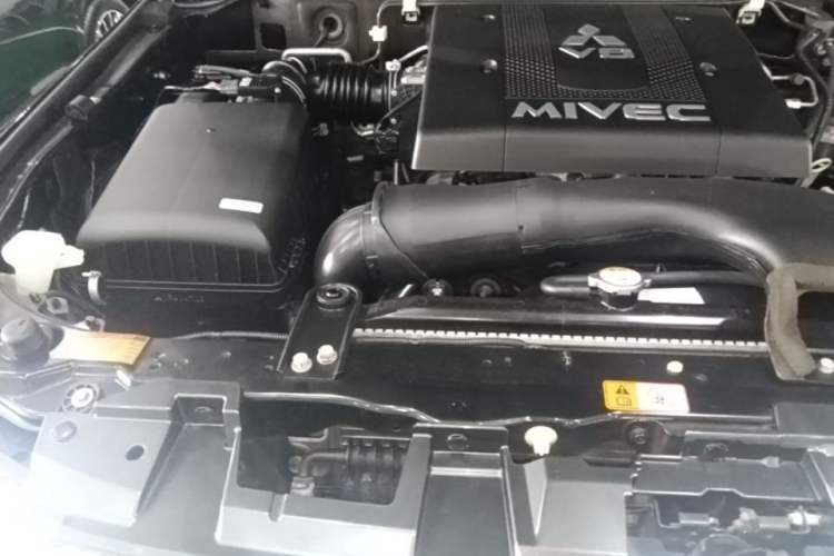Used Mitsubishi Pajero  Engine Bay Right