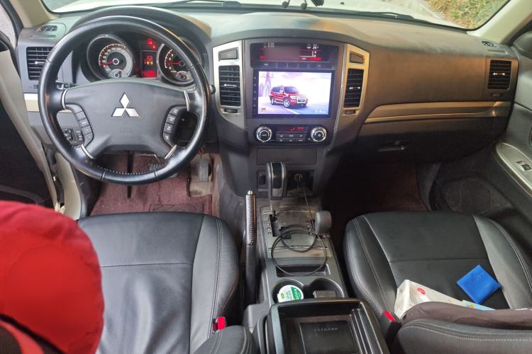 Used Mitsubishi Pajero 2020 3.0L Automatic Luxury Off-Road Version Center Console