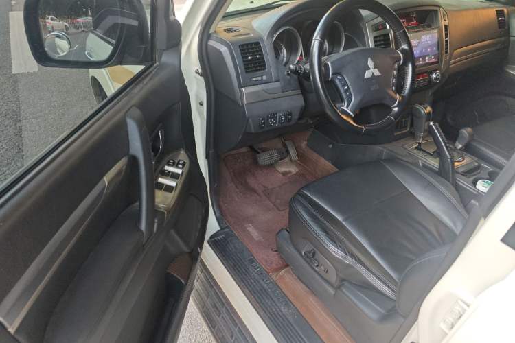 Used Mitsubishi Pajero 2020 3.0L Automatic Luxury Off-Road Version Driver Seat