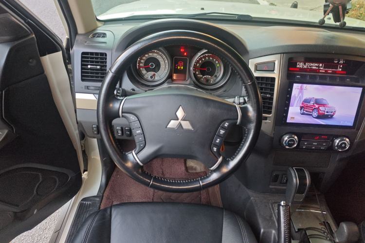 Used Mitsubishi Pajero 2020 3.0L Automatic Luxury Off-Road Version Steering Wheel