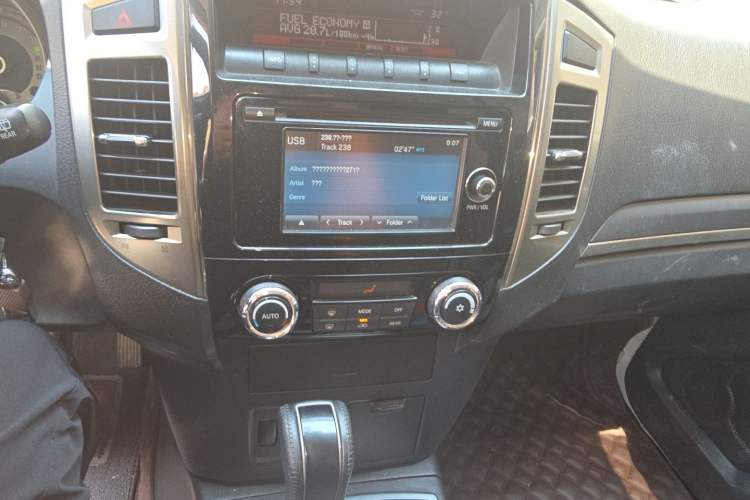 Used Mitsubishi Pajero  Audio And AC Panel