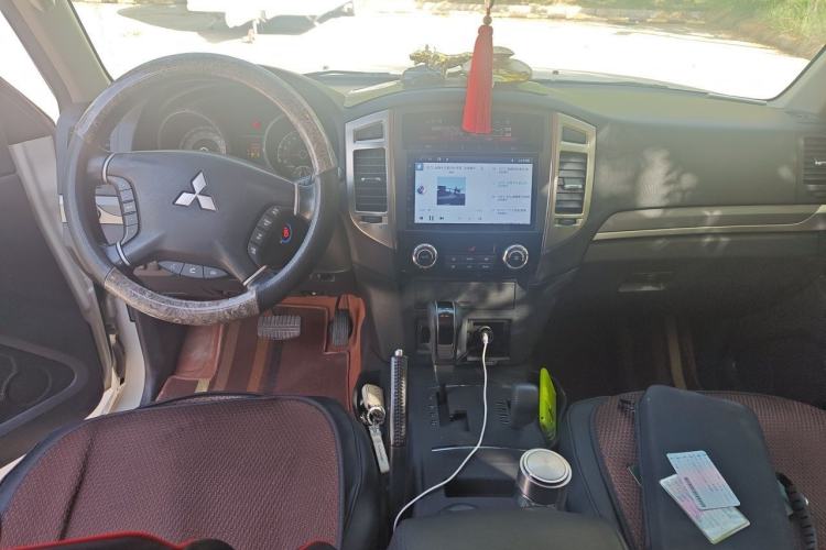 Used Mitsubishi Pajero 2020 Collection Edition 3.0L Automatic Prestige Off-Road Version Center Console