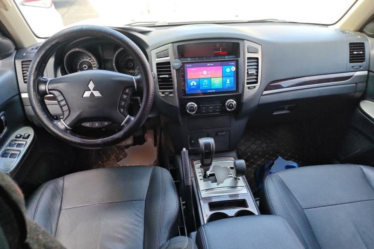 Used Mitsubishi Pajero 2020 3.0L Automatic Luxury Off-Road Version Center Console