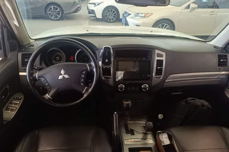Used Mitsubishi Pajero 2020 3.0L Automatic Luxury Off-Road Version Center Console