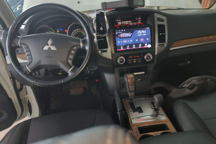 Used Mitsubishi Pajero 2020 3.0L Automatic Luxury Edition Center Console