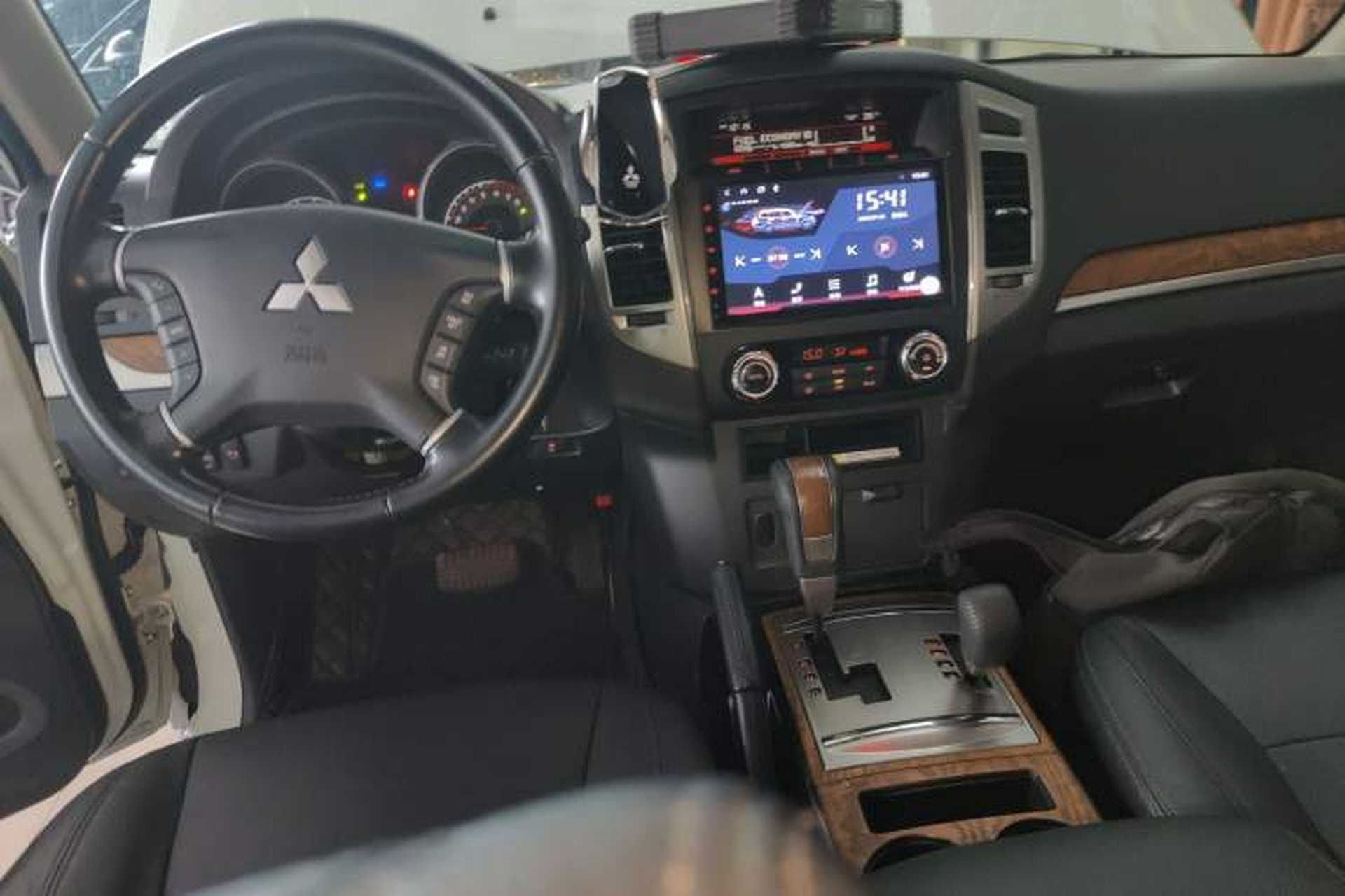 Used Mitsubishi Pajero 2020 3.0L Automatic Luxury Edition Center Console
