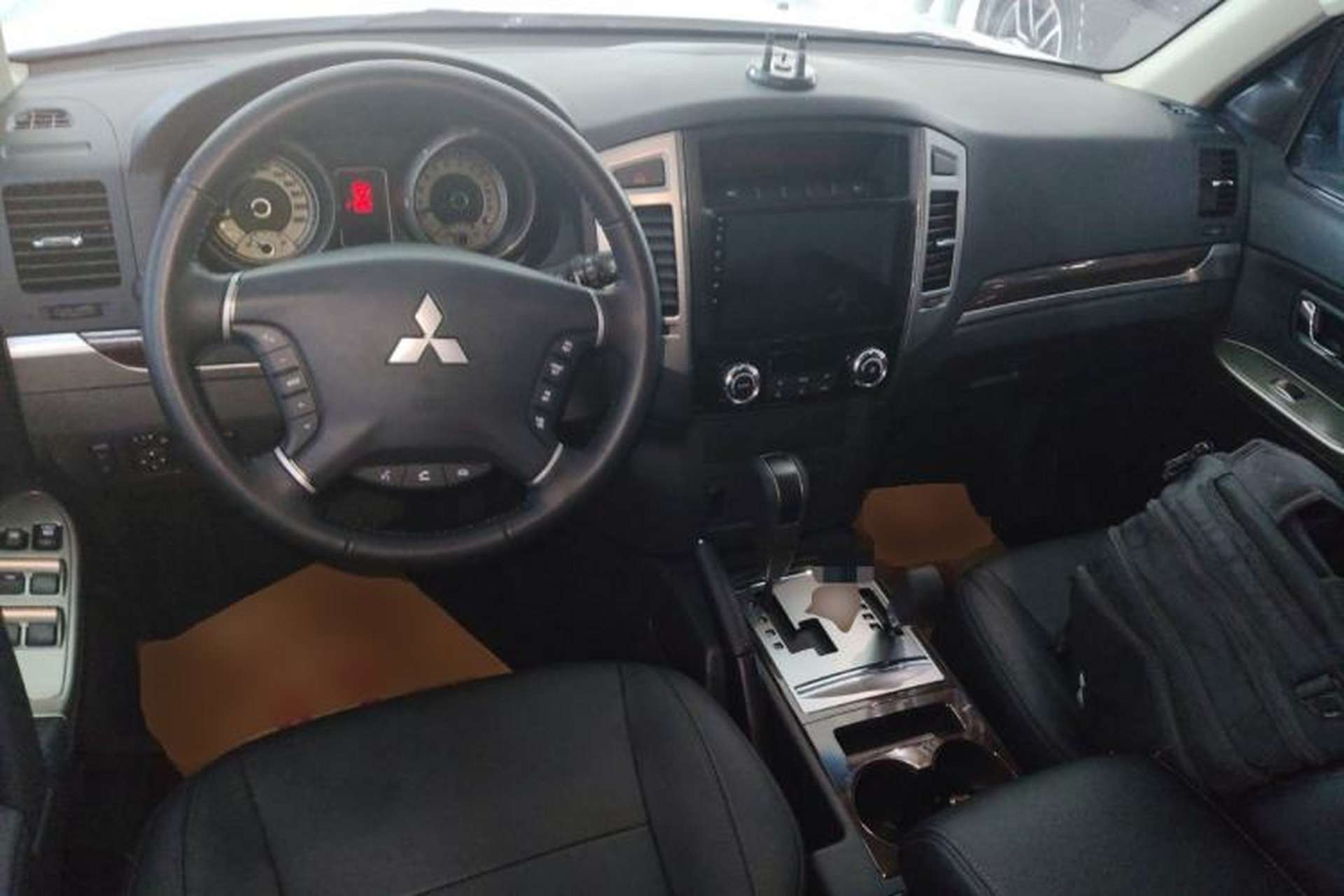 Used Mitsubishi Pajero 2020 3.0L Automatic Standard Edition Center Console