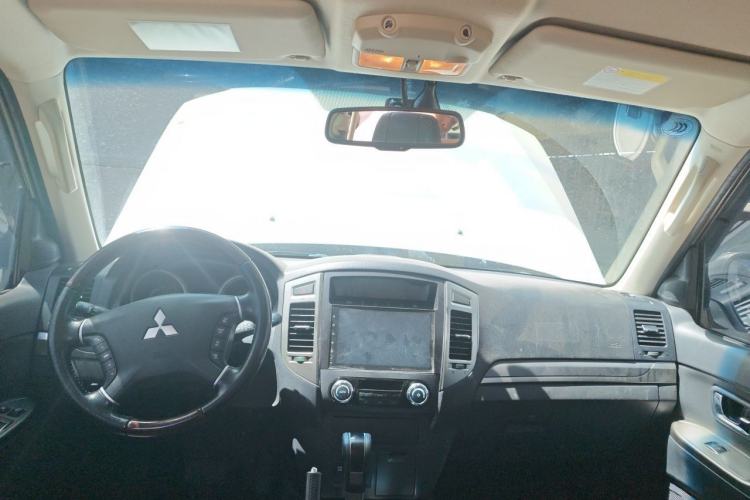 Used Mitsubishi Pajero 2020 3.0L Automatic Prestige Off-Road Edition Center Console