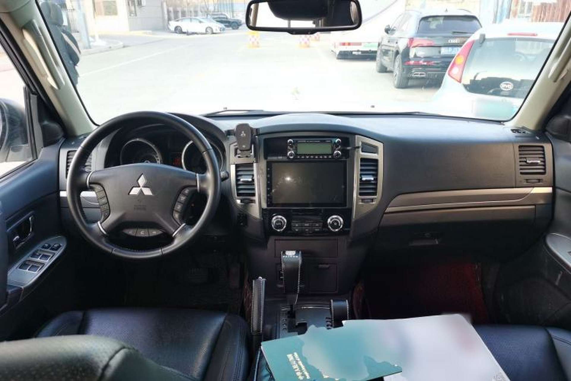 Used Mitsubishi Pajero 2020 3.0L Automatic Standard Edition Center Console