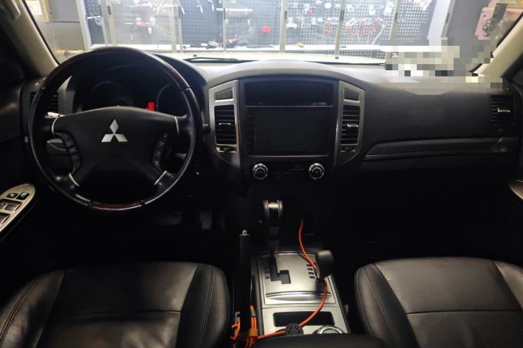 Used Mitsubishi Pajero 2020 3.0L Automatic Prestige Off-Road Edition Center Console