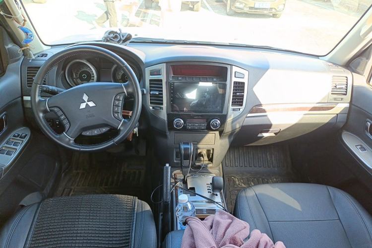Used Mitsubishi Pajero 2020 3.0L Automatic Luxury Edition Center Console