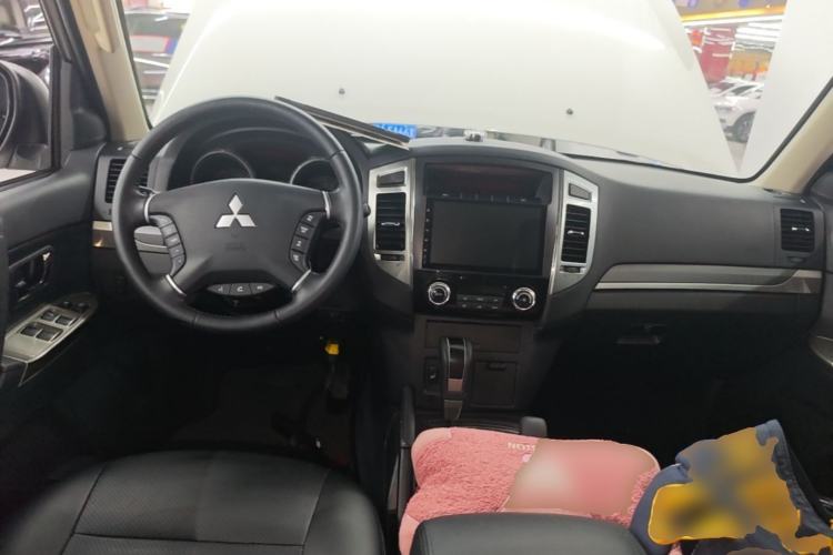 Used Mitsubishi Pajero 2020 V93 3.0L 5-Door GLS 7-Seater – Middle East Center Console