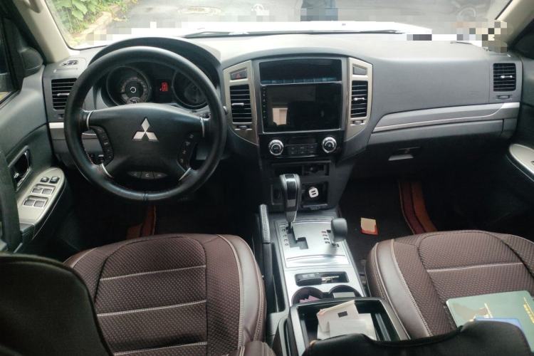 Used Mitsubishi Pajero 2020 3.0L Automatic Standard Edition Center Console