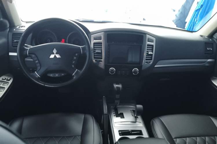 Used Mitsubishi Pajero 2020 3.0L Automatic Standard Edition Center Console