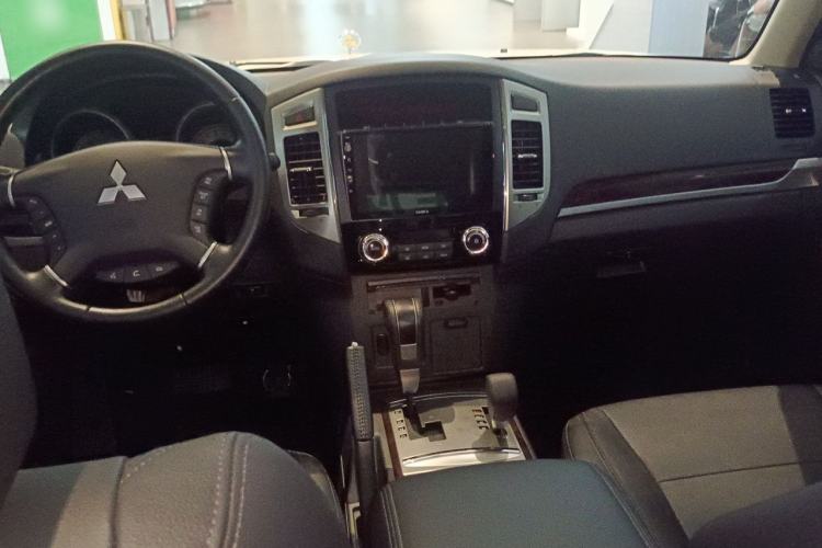 Used Mitsubishi Pajero 2020 3.0L Automatic Prestige Off-Road Edition Center Console