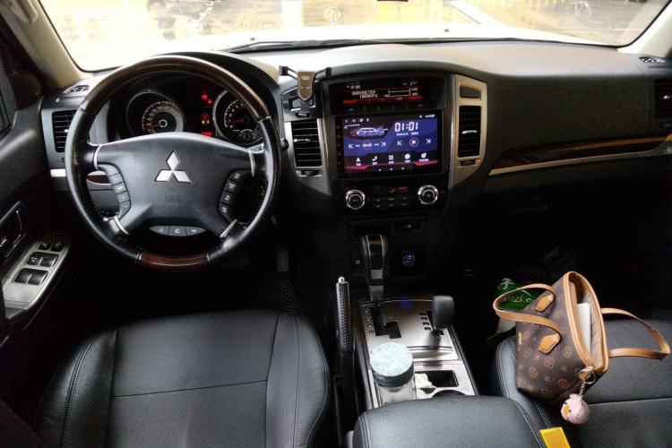 Used Mitsubishi Pajero 2020 Collection Edition 3.0L Automatic Prestige Off-Road Version Center Console
