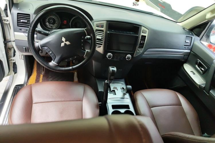 Used Mitsubishi Pajero  Center Console