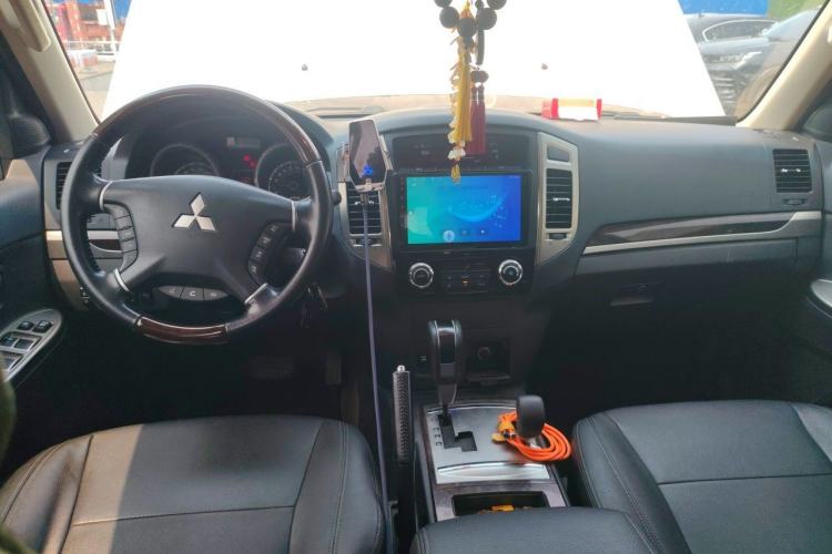 Used Mitsubishi Pajero  Center Console