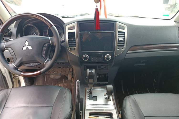 Used Mitsubishi Pajero  Center Console