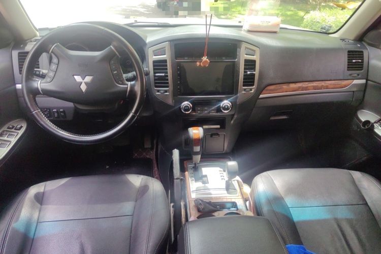 Used Mitsubishi Pajero 2020 3.0L Automatic Luxury Off-Road Version Center Console