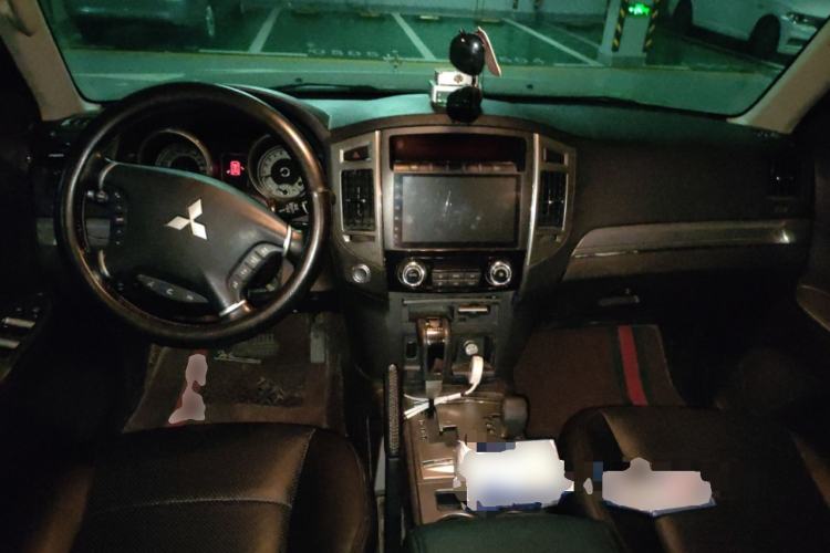 Used Mitsubishi Pajero 2020 3.0L Automatic Standard Edition Center Console