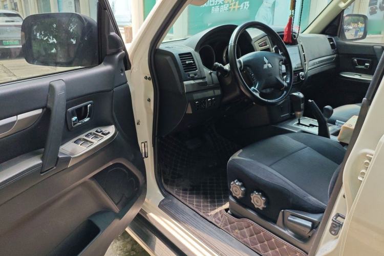 Used Mitsubishi Pajero  Driver Seat