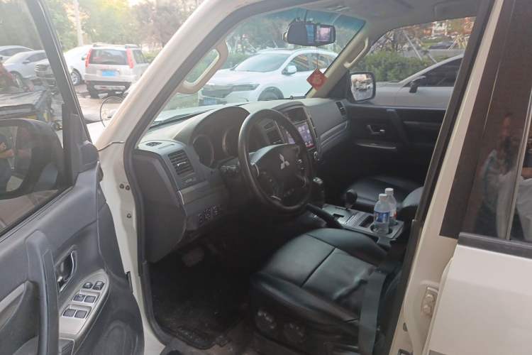 Used Mitsubishi Pajero  Driver Seat