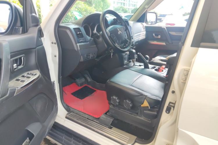 Used Mitsubishi Pajero  Driver Seat