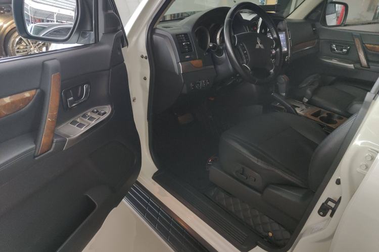 Used Mitsubishi Pajero 2020 3.0L Automatic Luxury Edition Driver Seat