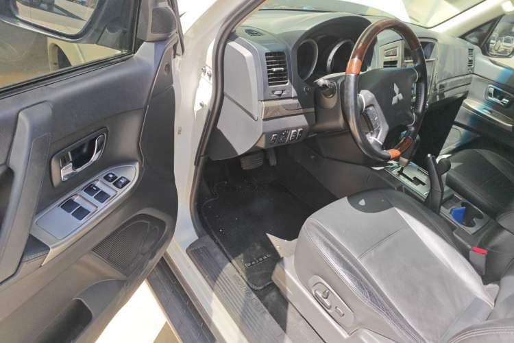 Used Mitsubishi Pajero 2020 3.0L Automatic Prestige Off-Road Edition Driver Seat