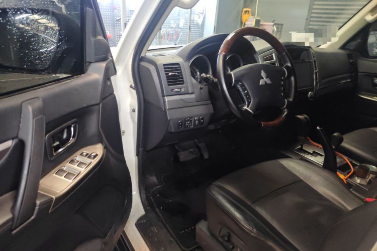 Used Mitsubishi Pajero 2020 3.0L Automatic Prestige Off-Road Edition Driver Seat