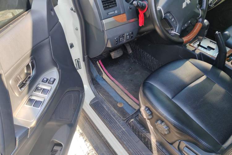 Used Mitsubishi Pajero 2020 3.0L Automatic Standard Edition Driver Seat
