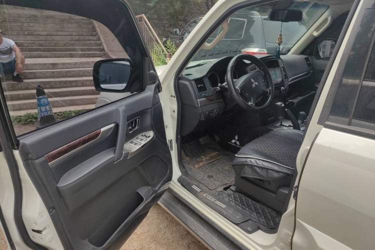 Used Mitsubishi Pajero  Driver Seat