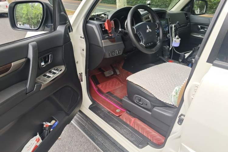 Used Mitsubishi Pajero 2020 3.0L Automatic Standard Edition Driver Seat