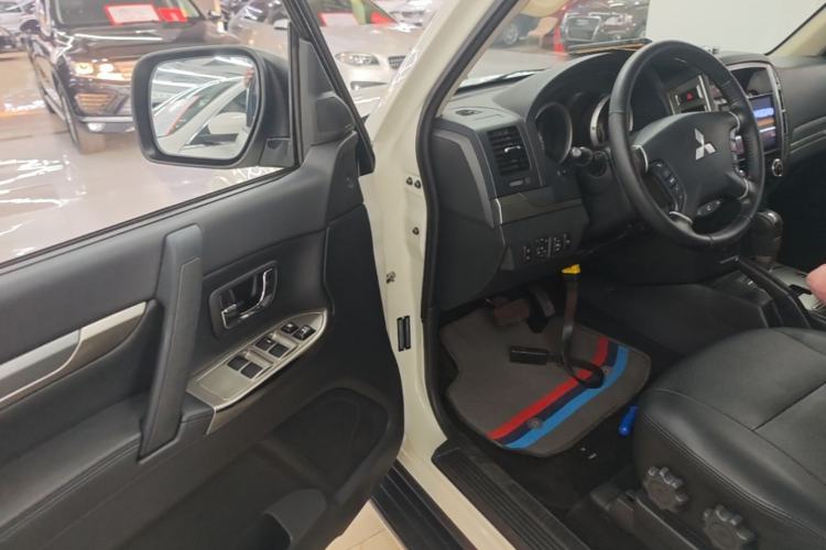 Used Mitsubishi Pajero 2020 V93 3.0L 5-Door GLS 7-Seater – Middle East Driver Seat