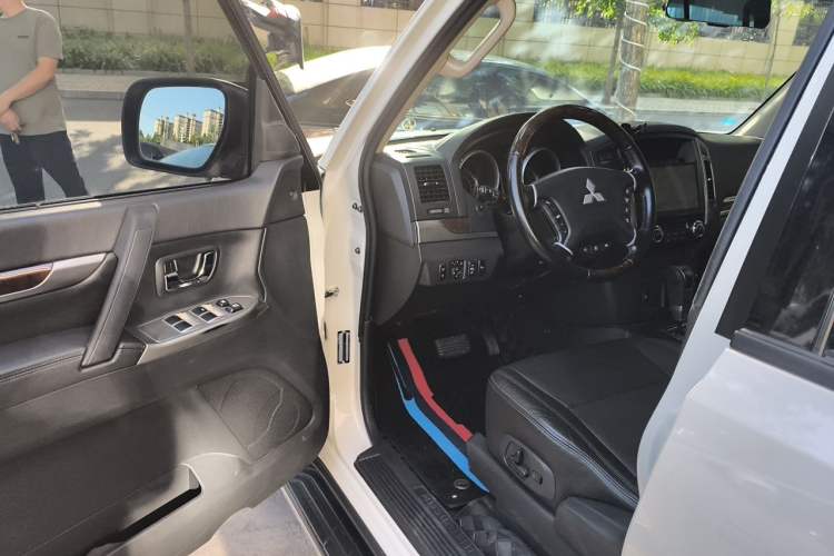 Used Mitsubishi Pajero  Driver Seat